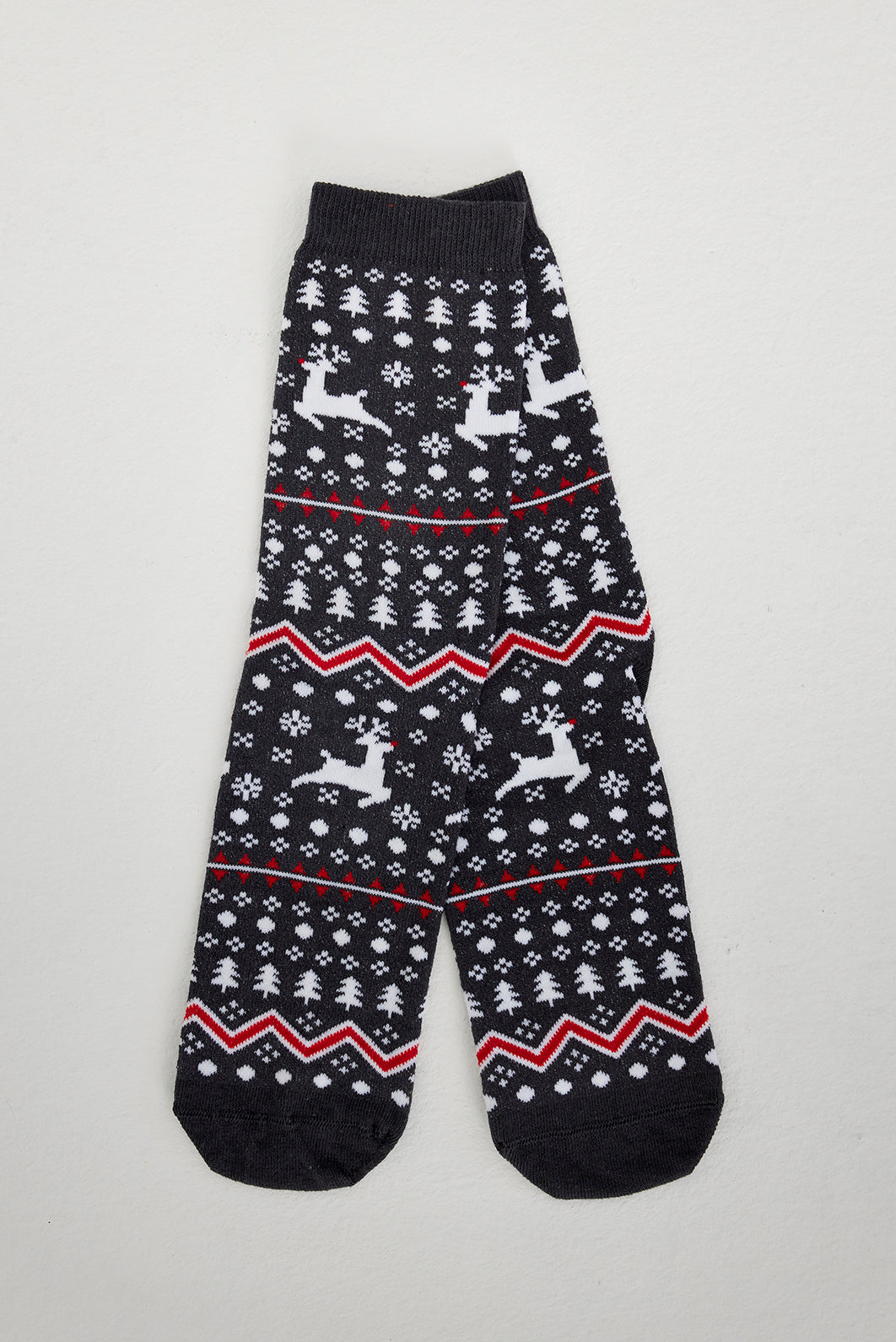 Un paio di calzini di Natale grigi.